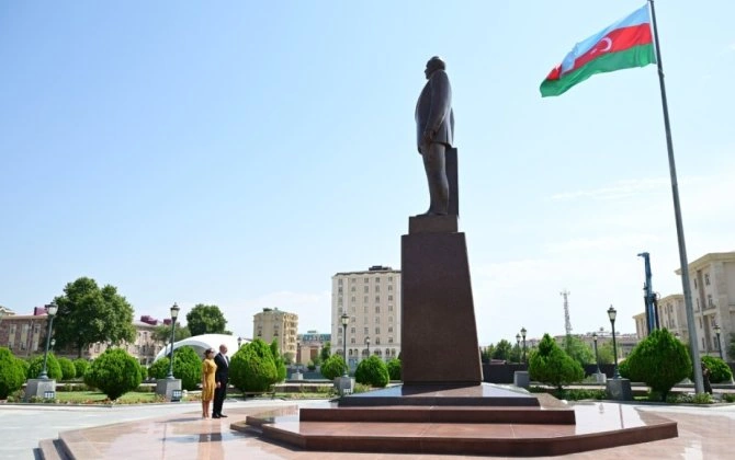 Prezident İlham Əliyev Ümummilli Lider Heydər Əliyevin Naxçıvan şəhərindəki abidəsini ziyarət edib - FOTO