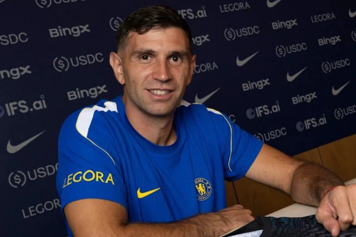 "Çelsi" Emiliano Martinesi transfer etdi