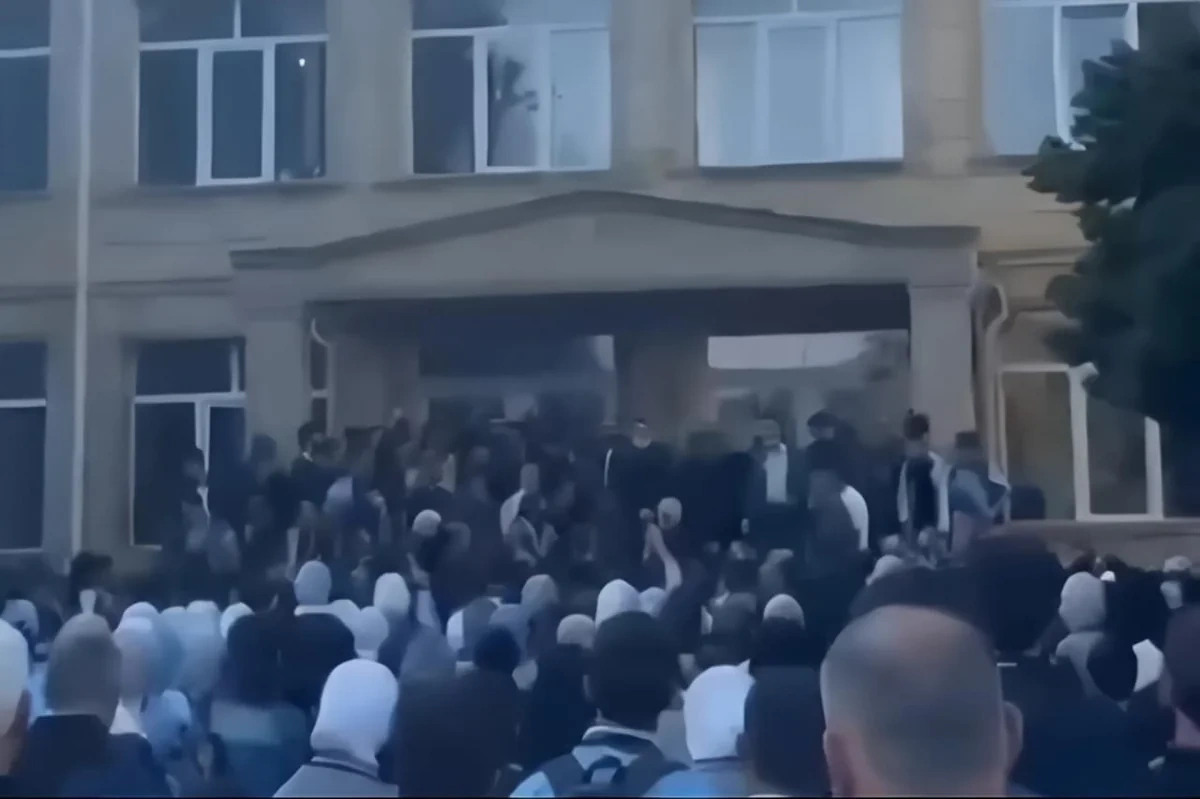 Nardaranda məktəb qarşısında təxribat: Təhsil yox, İran təbliğatı - VİDEO