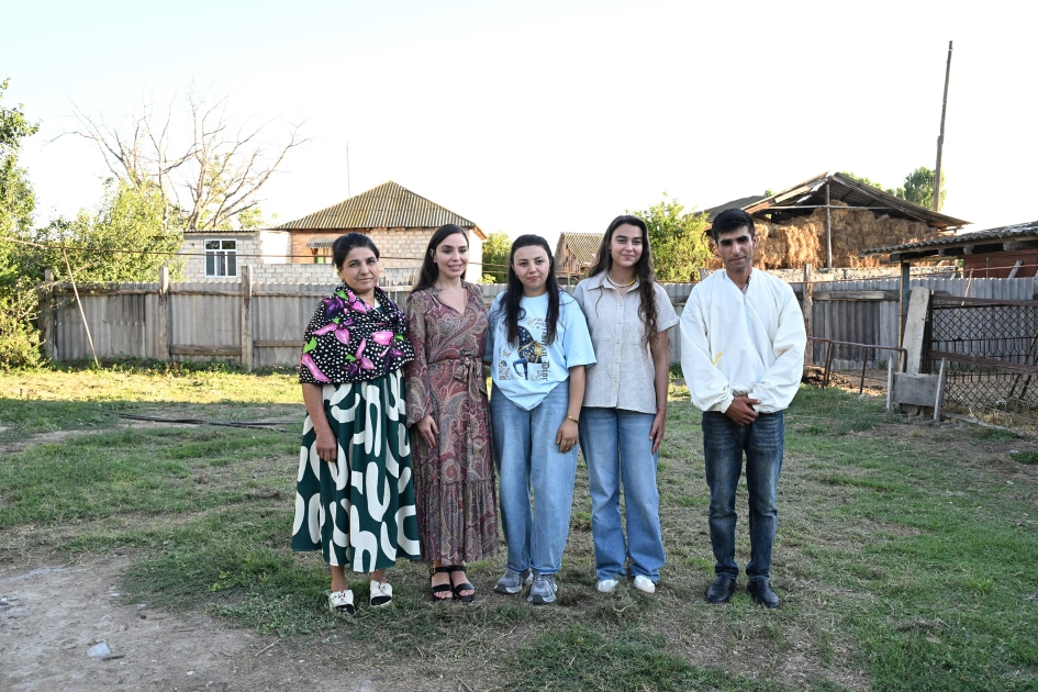 Leyla Əliyeva Yevlaxda “Gənc arıçı” layihəsinin iştirakçısı ilə görüşdü – FOTO