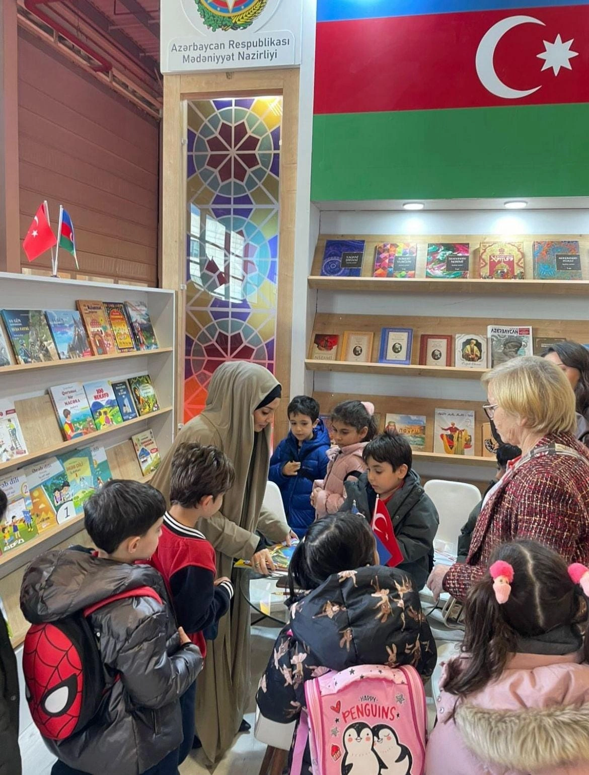 "Uşaqlar məktəbdə əlavə dərsliklərlə o qədər yüklənirlər ki, kitab oxumağa vaxtları qalmır"-FOTO+ÖZƏL
