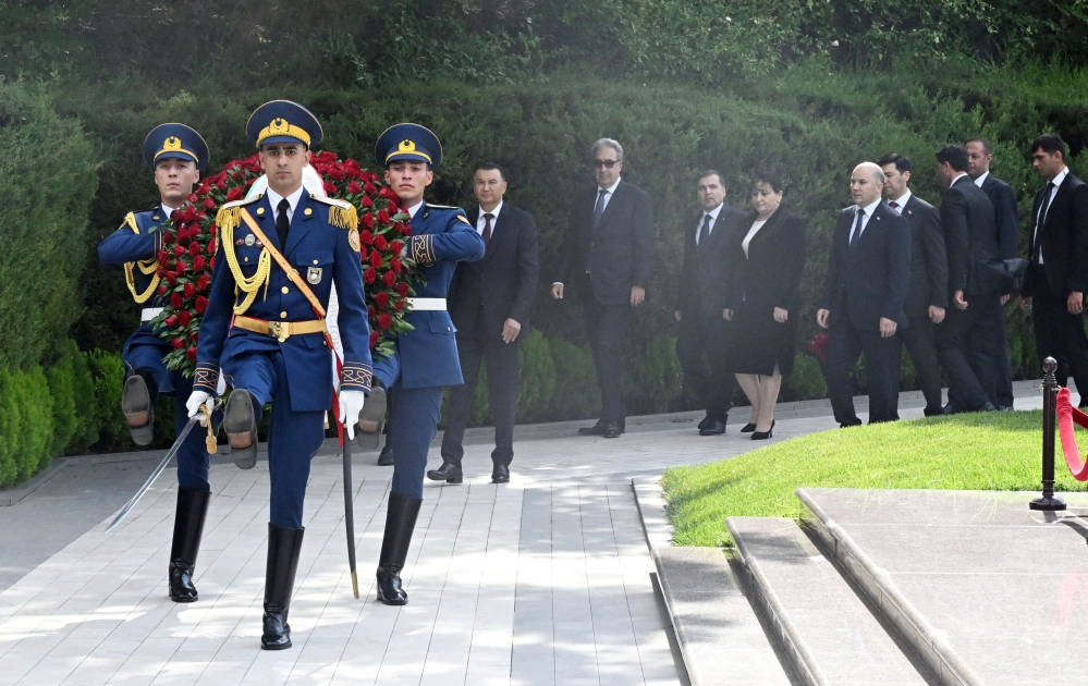 Tacikistan Baş naziri Fəxri xiyabanı ziyarət etdi - FOTO