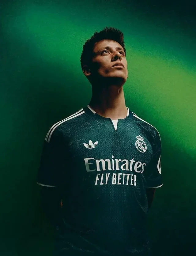 "Real Madrid" yeni mövsüm üçün səfər formasını təqdim etdi - FOTO