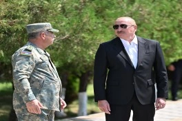 Prezident Naxçıvanda yeni komando hərbi hissələrinə Döyüş bayraqlarının verilməsi mərasimində iştirak edib - FOTO