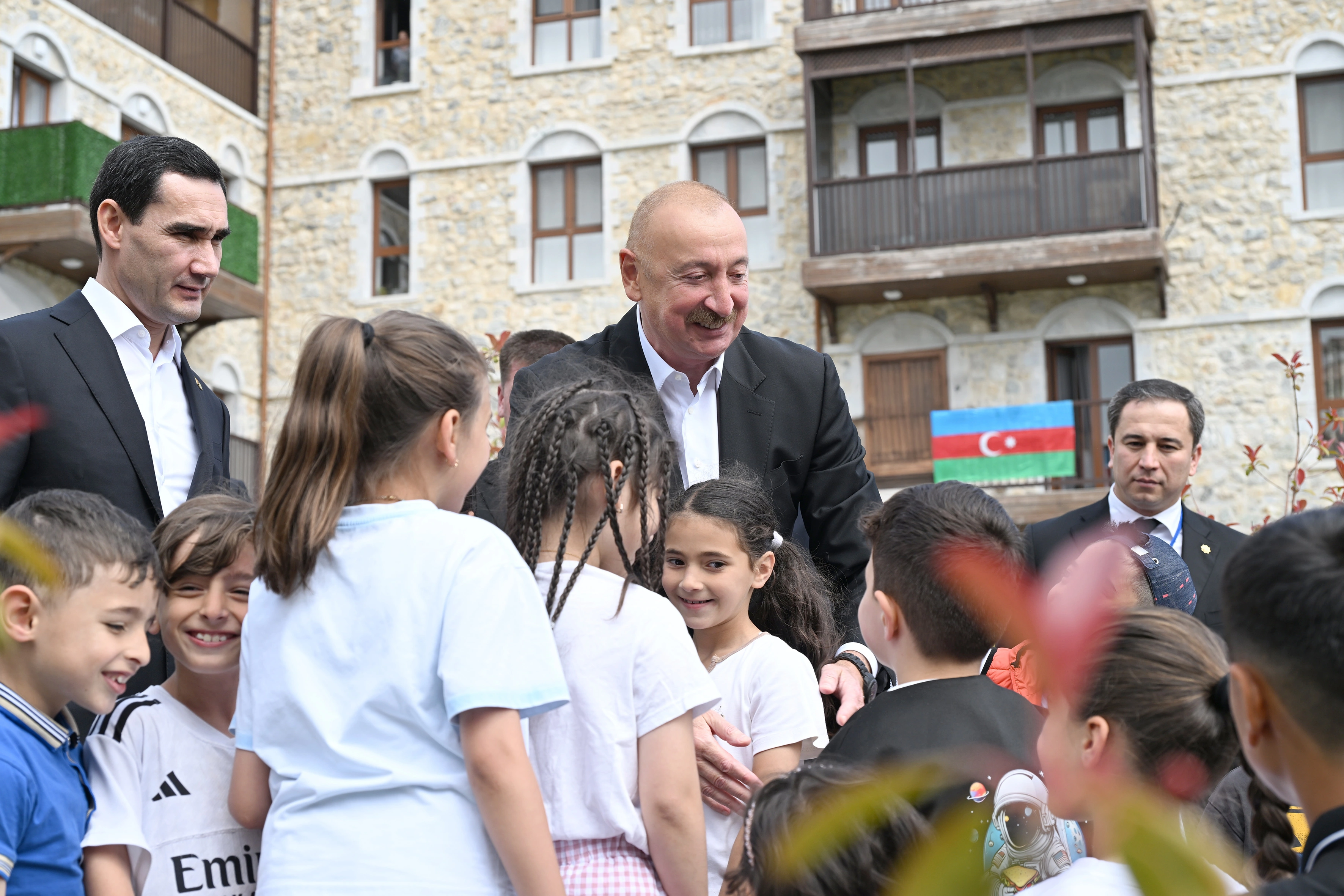 Prezidentlər Şuşa şəhərində inşa edilmiş birinci yaşayış kompleksində olublar - FOTO