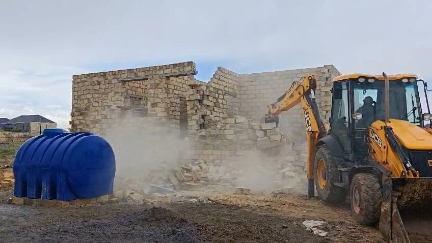 Gəncədə qanunsuz tikililər söküldü - FOTO/ VİDEO