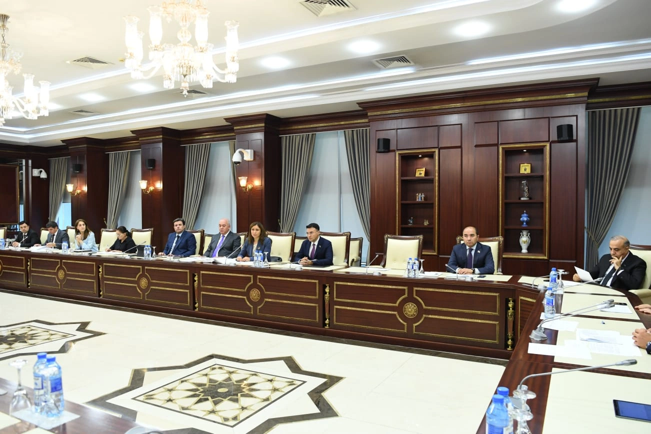 Milli Məclisin Hüquq siyasəti və dövlət quruculuğu komitəsinin payız sessiyasında ilk iclası keçirilib - FOTO