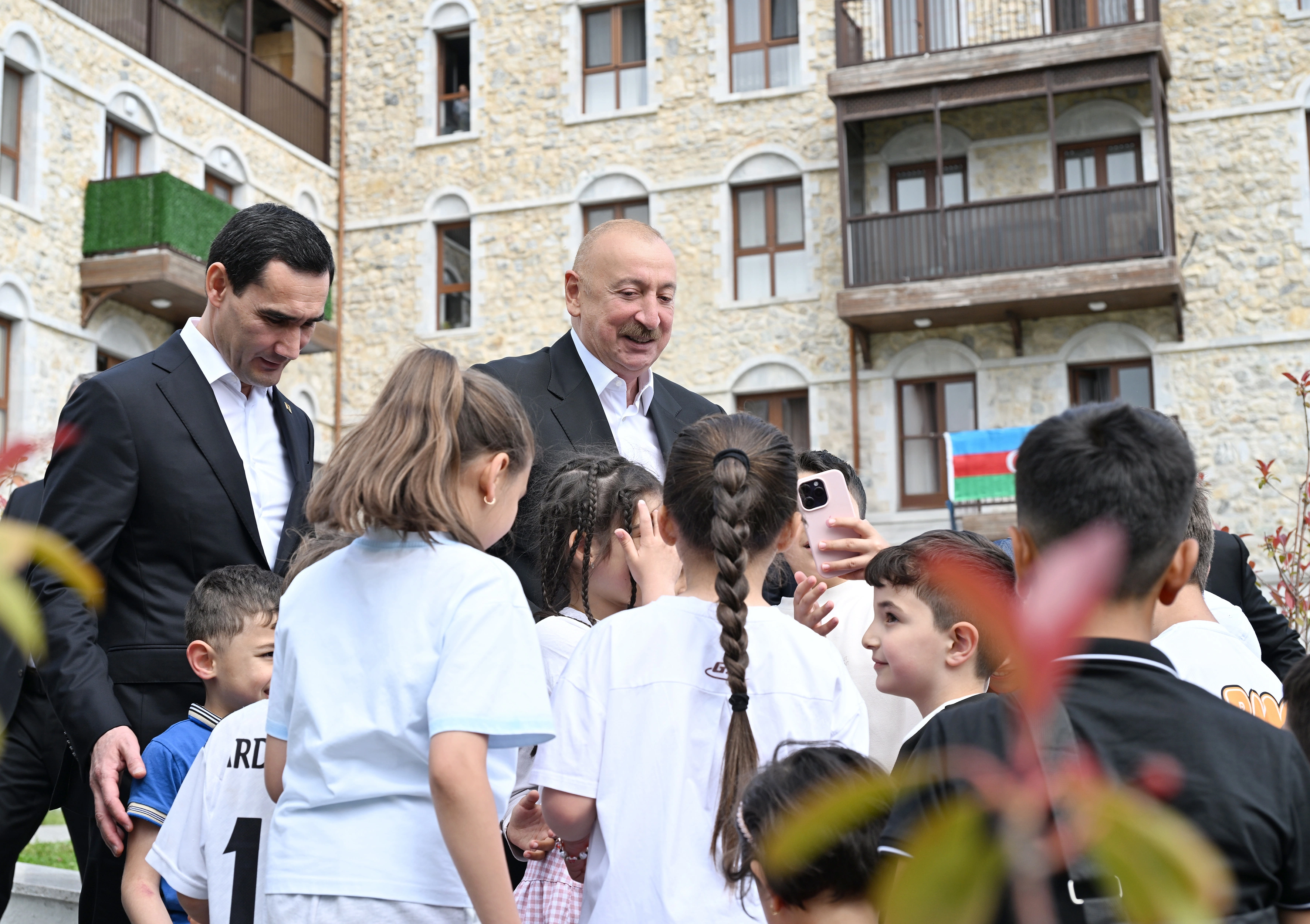 Prezidentlər Şuşa şəhərində inşa edilmiş birinci yaşayış kompleksində olublar - FOTO