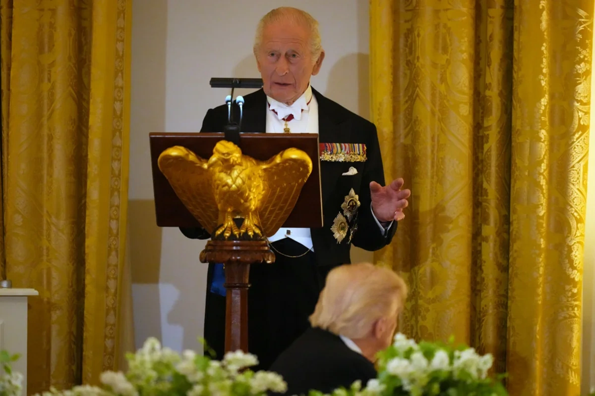 Kral III Çarlzın britaniyalıların 200 il əvvəl Ağ Evi yandırması barədə zarafatı gülüşə səbəb oldu
