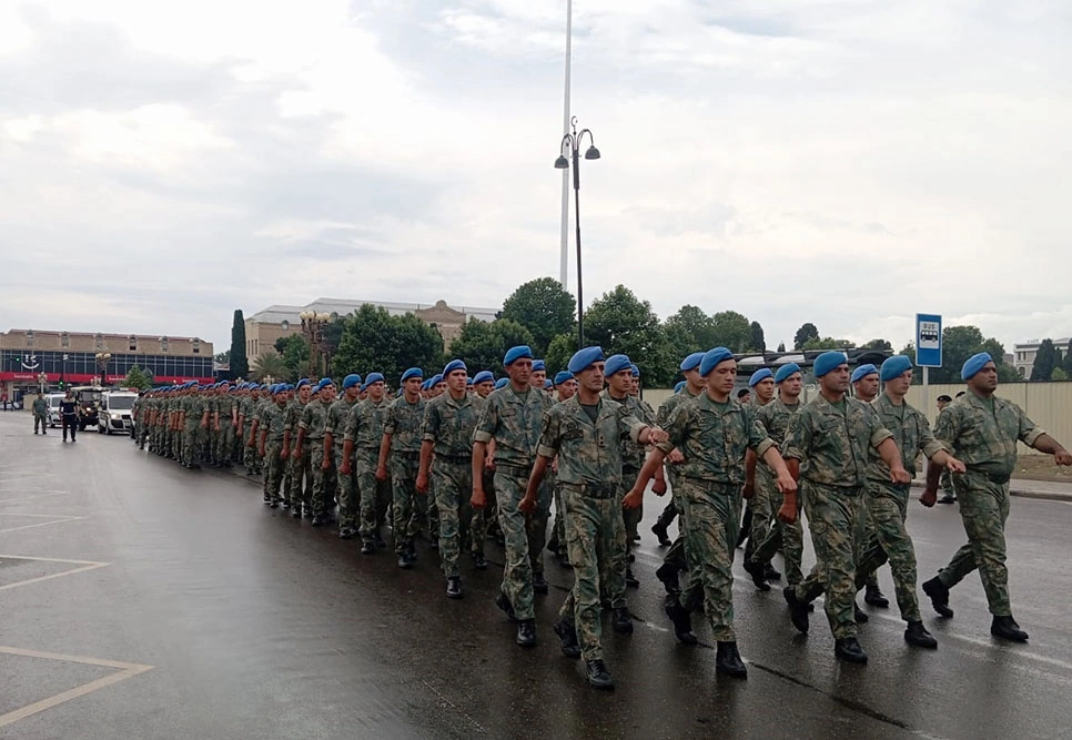 Silahlı Qüvvələr Günündə hərbi qulluqçuların yürüşləri təşkil olundu - FOTO