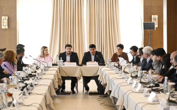 Azərbaycan və Ermənistan nümayəndələrinin iştirakı ilə dəyirmi masa keçirilir - FOTO
