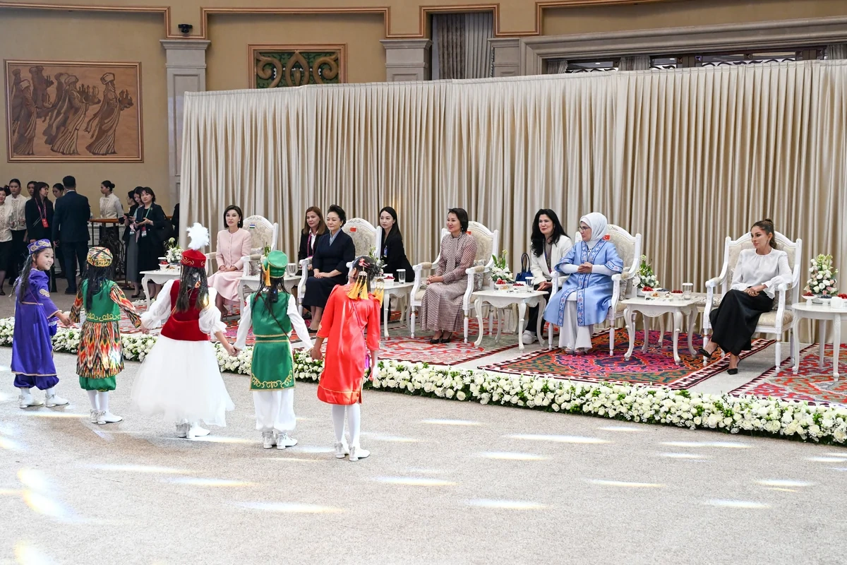 Mehriban Əliyeva Bişkekdə dekorativ-tətbiqi sənət ustalarının əl işlərindən ibarət sərgi ilə tanış oldu - FOTO