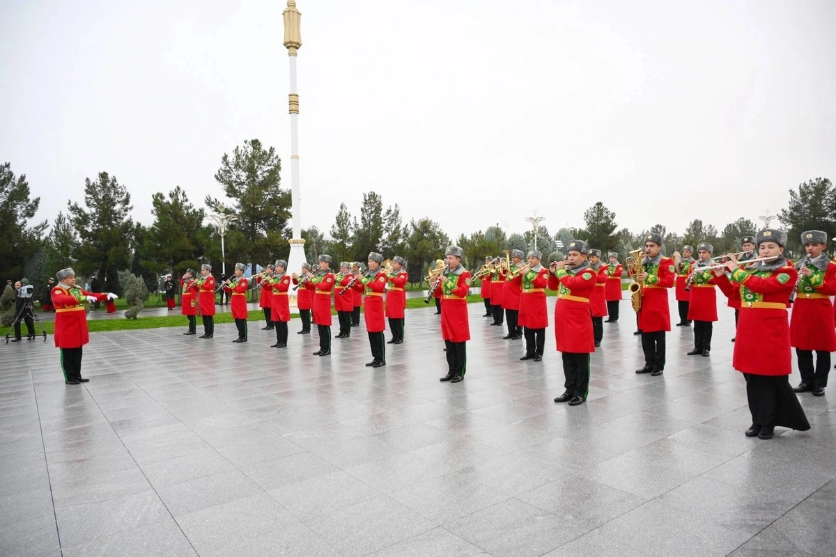 Əli Əsədov Aşqabadda Neytrallıq Abidəsini ziyarət etdi - FOTO