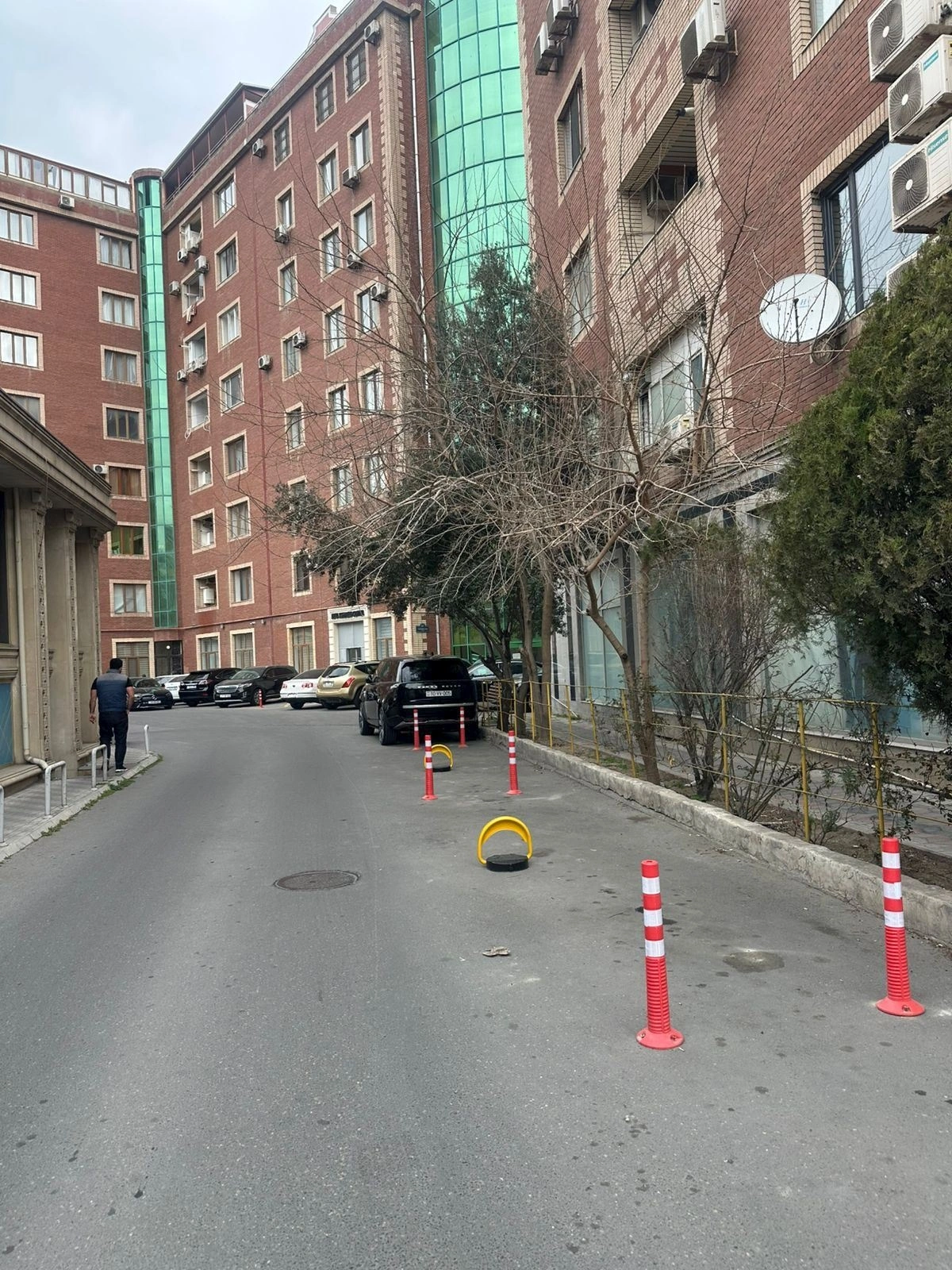 Bakıda "Land Rover"in sürücüsü həyəti özününküləşdirdi - FOTOLAR