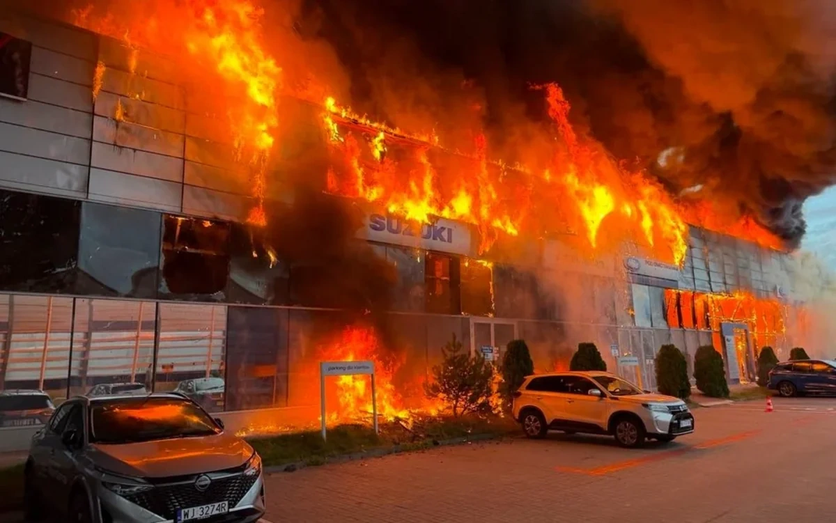 Polşada avtosalonda güclü yanğın: Maşınlar partladı - FOTO/VİDEO