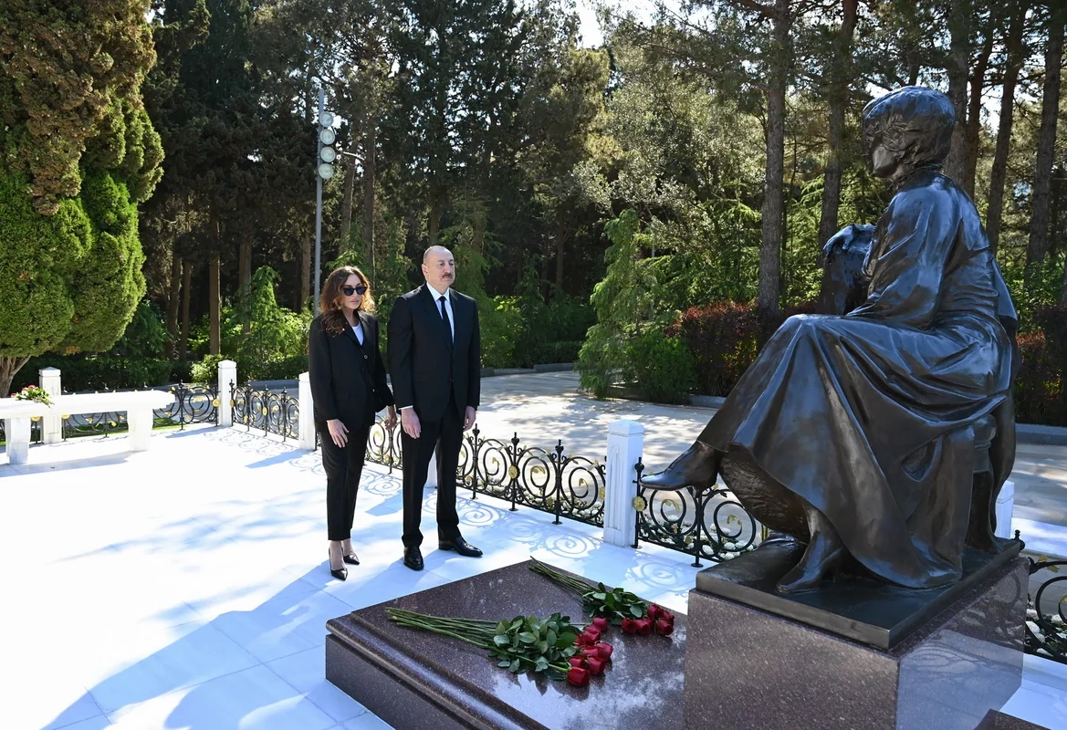 İlham Əliyev və Mehriban Əliyeva Fəxri xiyabanda Heydər Əliyevin məzarını ziyarət ediblər - FOTO