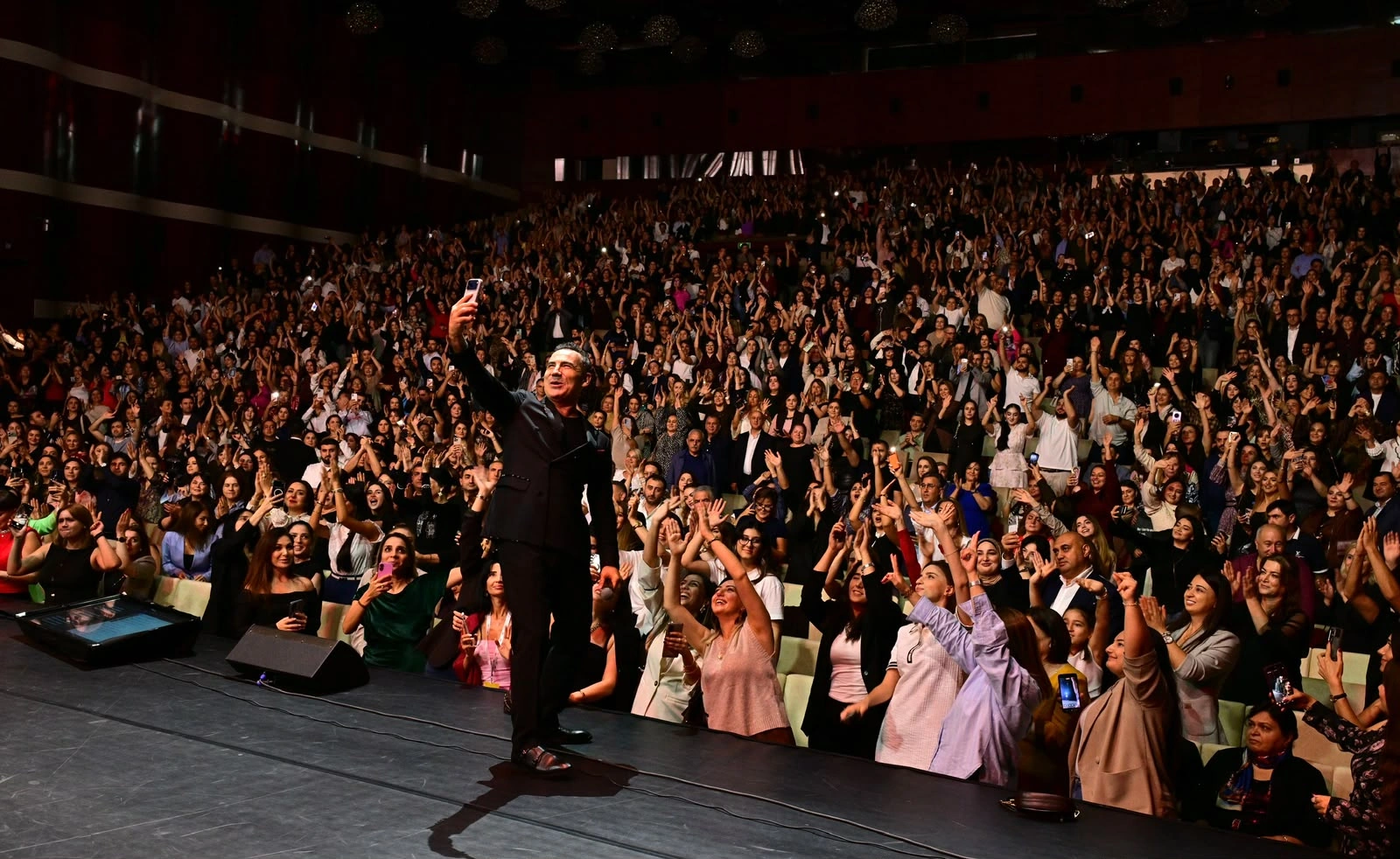 Ferhat Göçer Eyyub Hüseynzadənin təşkil etdiyi konsertdə “Ey, Əziz Anam, Azərbaycan”ı oxudu – VİDEO