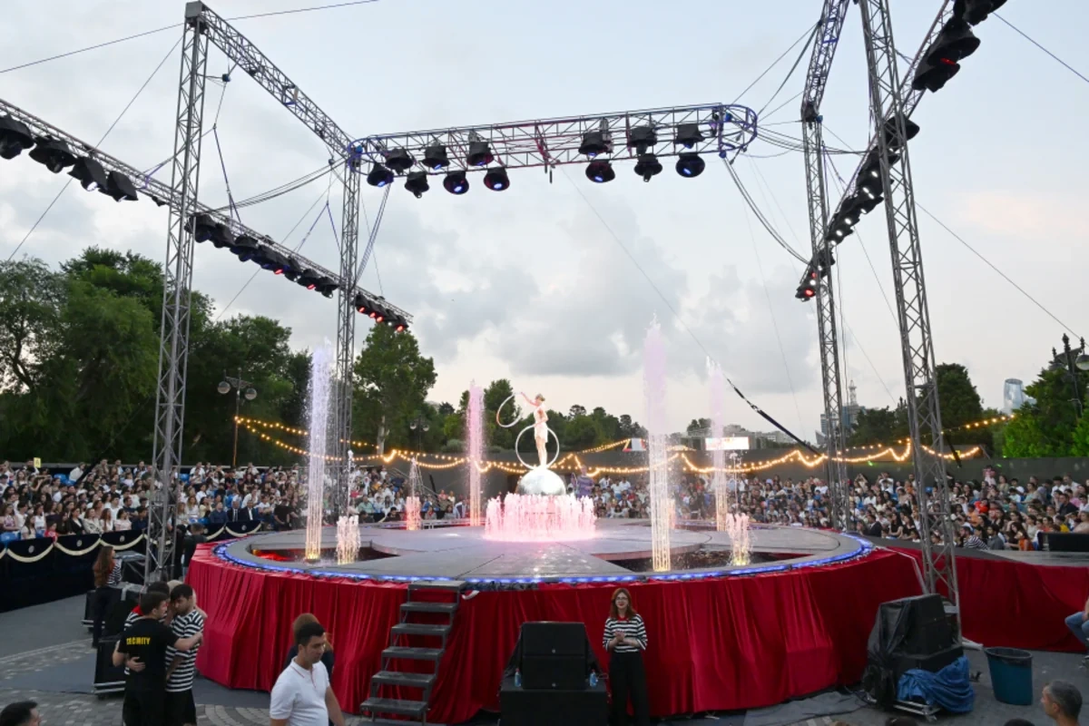 Leyla və Arzu Əliyevalar "CandyFest" yay festivalını ziyarət edib, "Sehrli mirvari" su sirki şousunu izləyiblər - FOTO