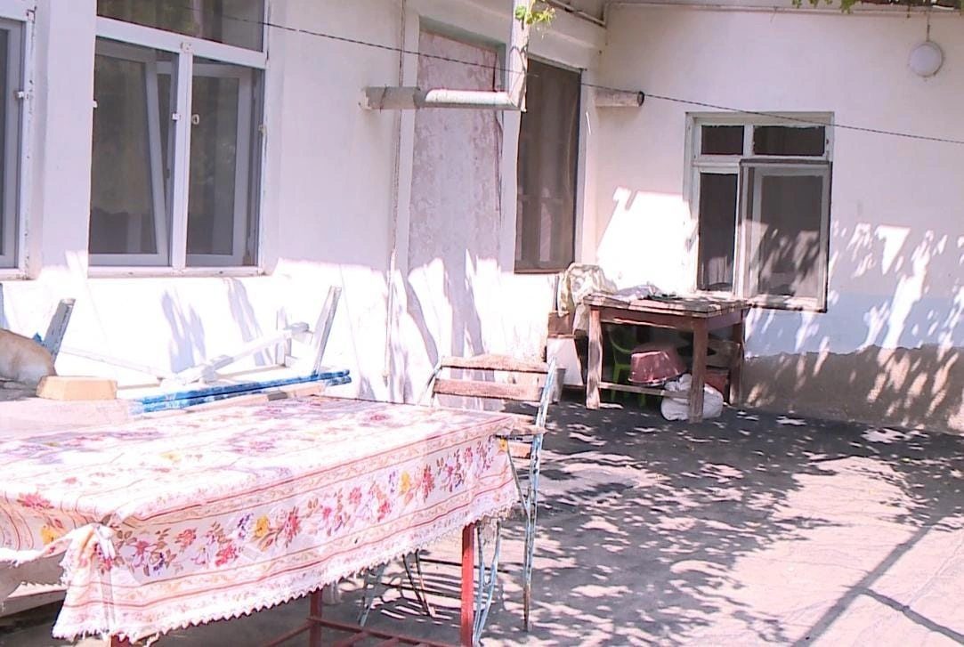 “Nəcibə xanıma görə həmin qonşu ilə əlaqəmi kəsdim” - aktrisanın yaşadığı evdən REPORTAJ