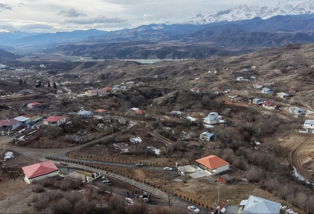 İlham Əliyev Ağdərənin Heyvalı kəndində Abbasovlar ailəsinə baş çəkib