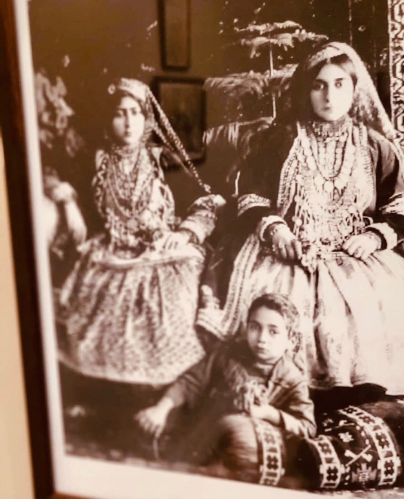 Azərbaycanda qız uşaqlarının ənənəvi baş bağlaması və baş geyimlərinin istifadəsi - modelyer Fəxriyə Xələfovanın təhlilində - FOTO