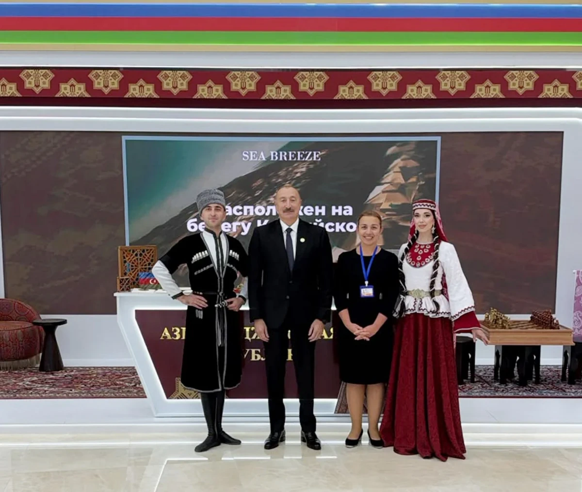 İlham Əliyev "Avaza" Kompleksində iştirakçı ölkələrin milli stendləri ilə tanış olub - FOTO