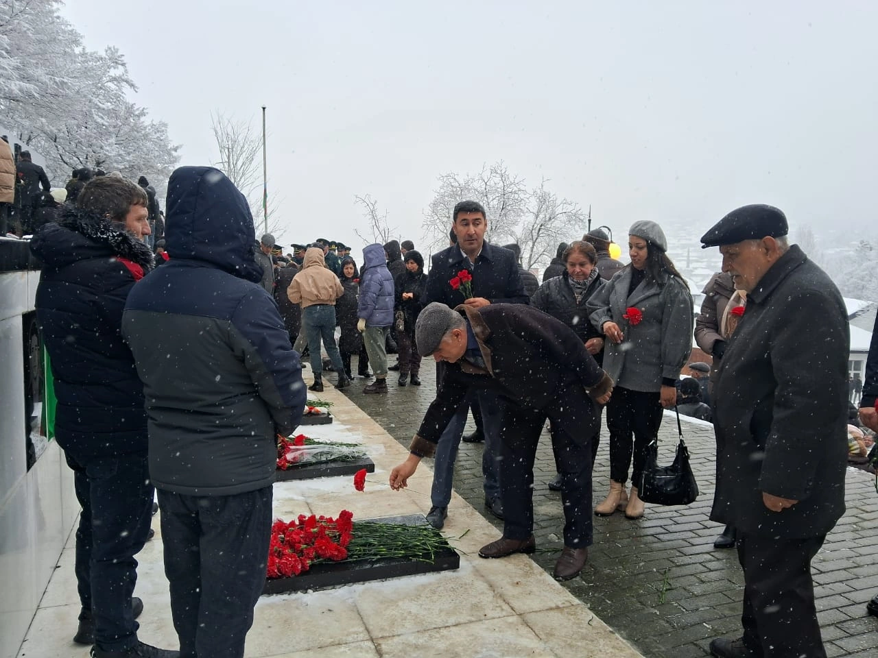 Azad Vətən Partiyası Bakıda və bölgələrdə 20 Yanvar şəhidlərinin xatirəsini yad edib - FOTO