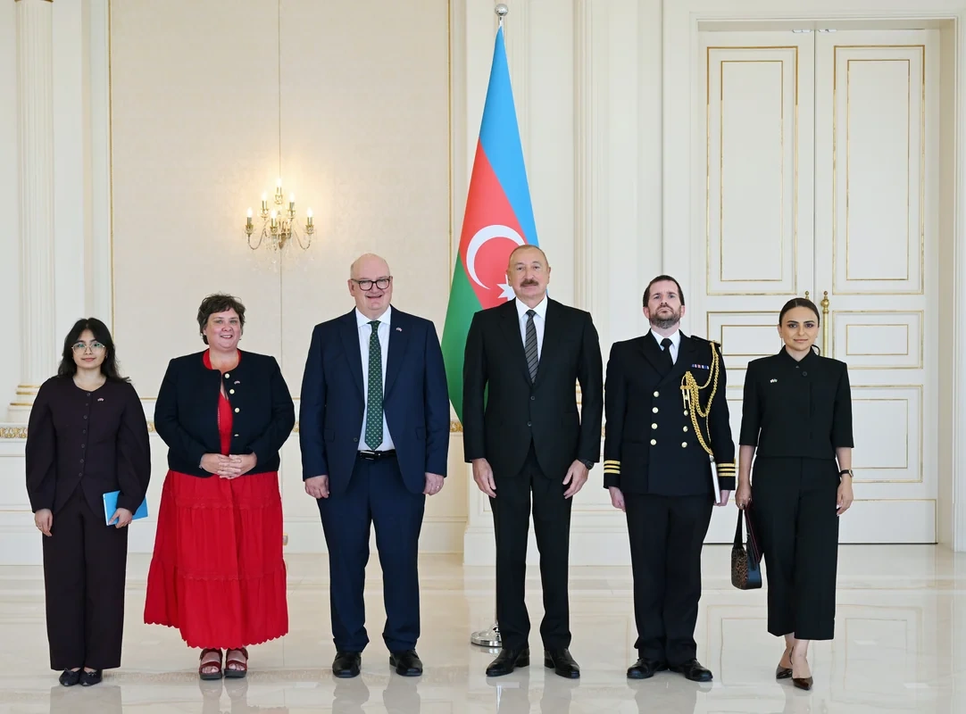 İlham Əliyev Böyük Britaniyanın yeni səfirinin etimadnaməsini qəbul etdi - FOTO