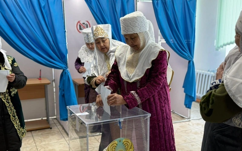 Qazaxıstandakı referendumda 60 qayınana və 60 gəlin birlikdə səs verdi - FOTO