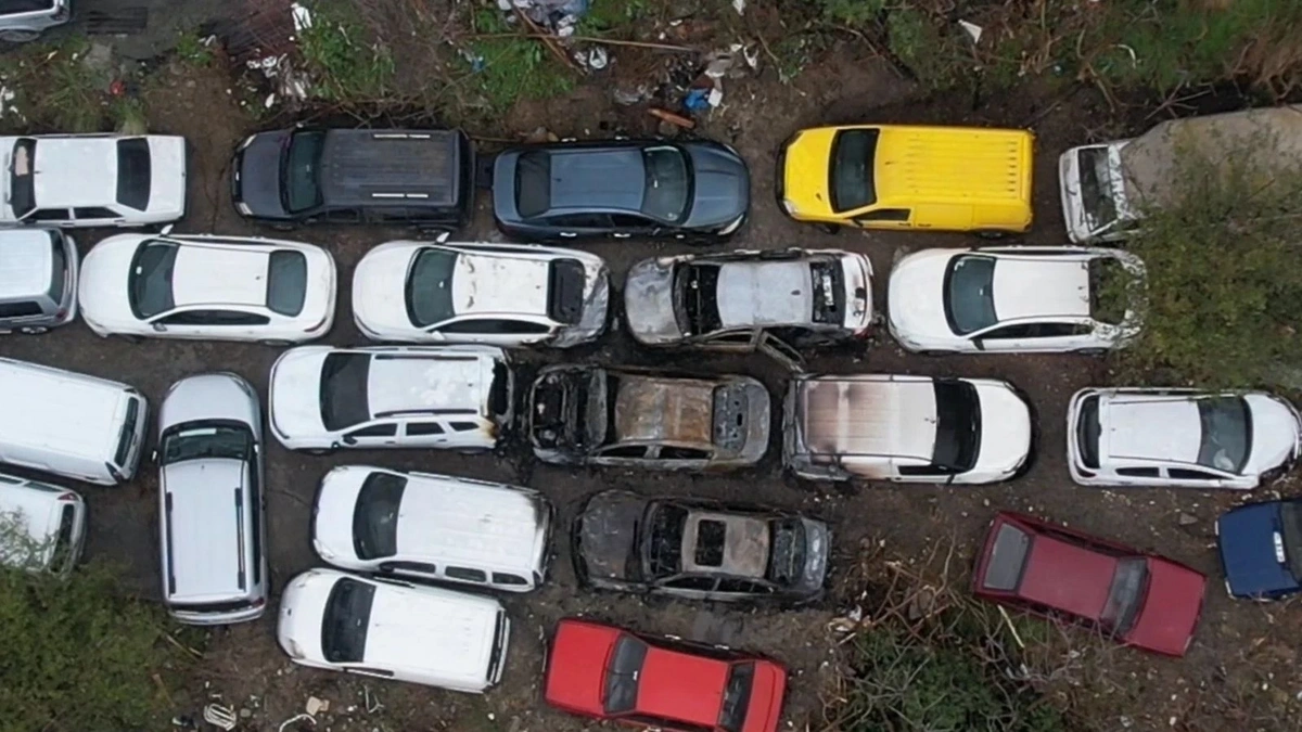 İstanbulda 14 avtomobil yandı