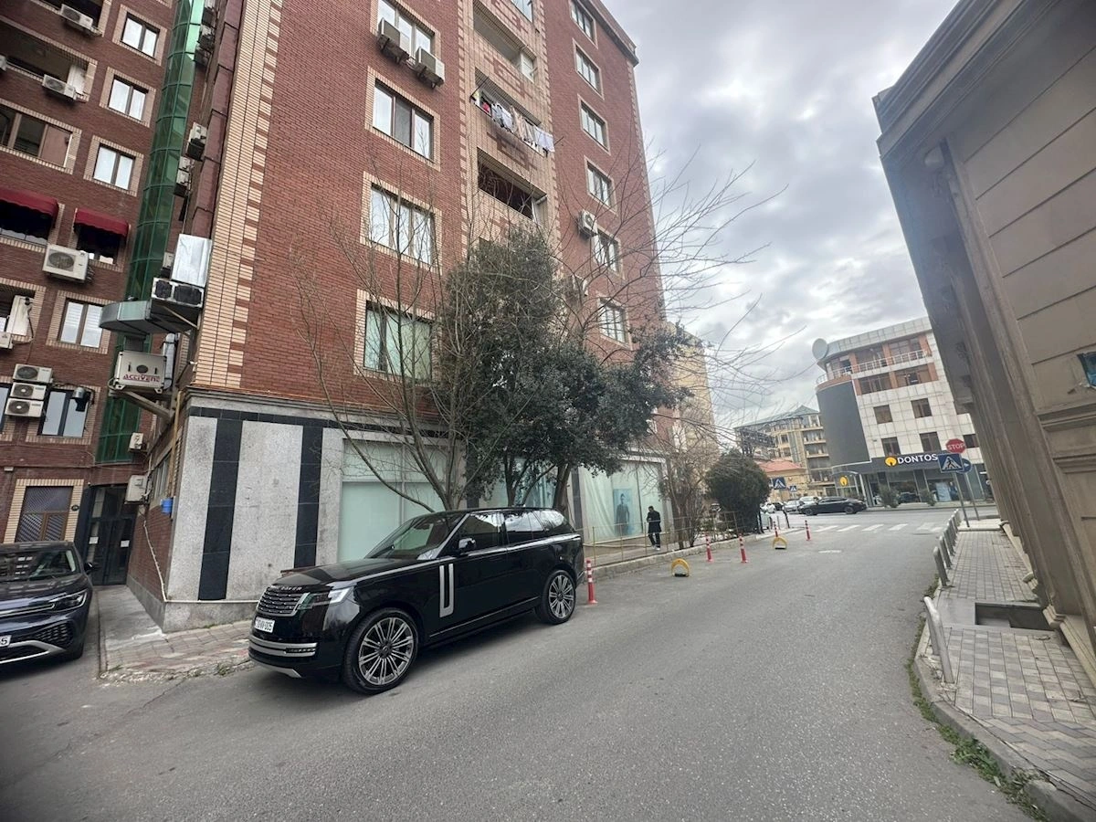 Bakıda "Land Rover"in sürücüsü həyəti özününküləşdirdi - FOTOLAR