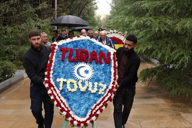 "Fənərbağça"nın nümayəndələri Heydər Əliyevin məzarını və Şəhidlər xiyabanını ziyarət ediblər - FOTO