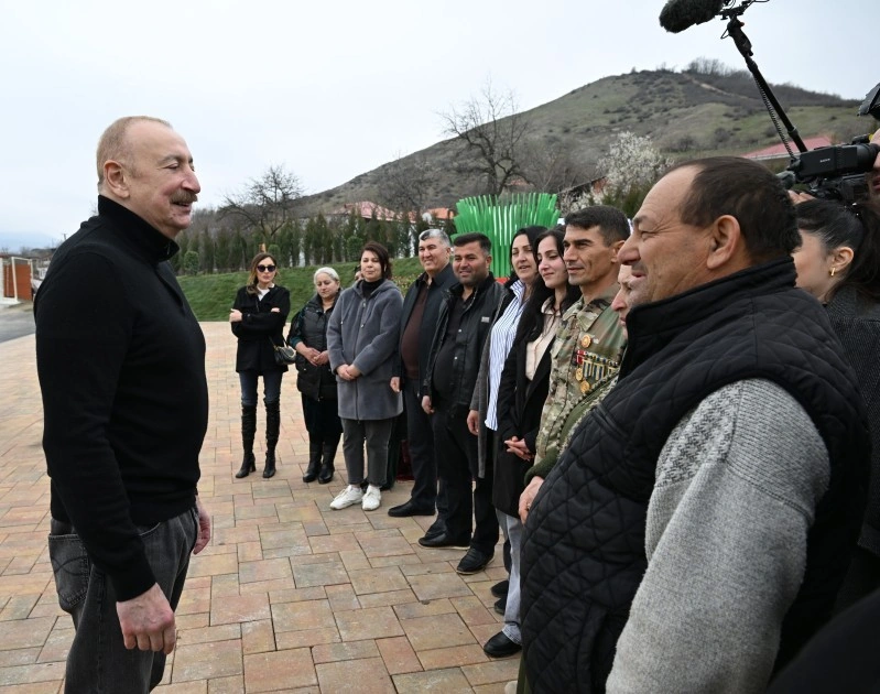 Prezident Xocavəndin Xanoba kəndində fərdi evlərin və infrastrukturun bərpa işləri ilə tanış olub - FOTO - YENİLƏNİB