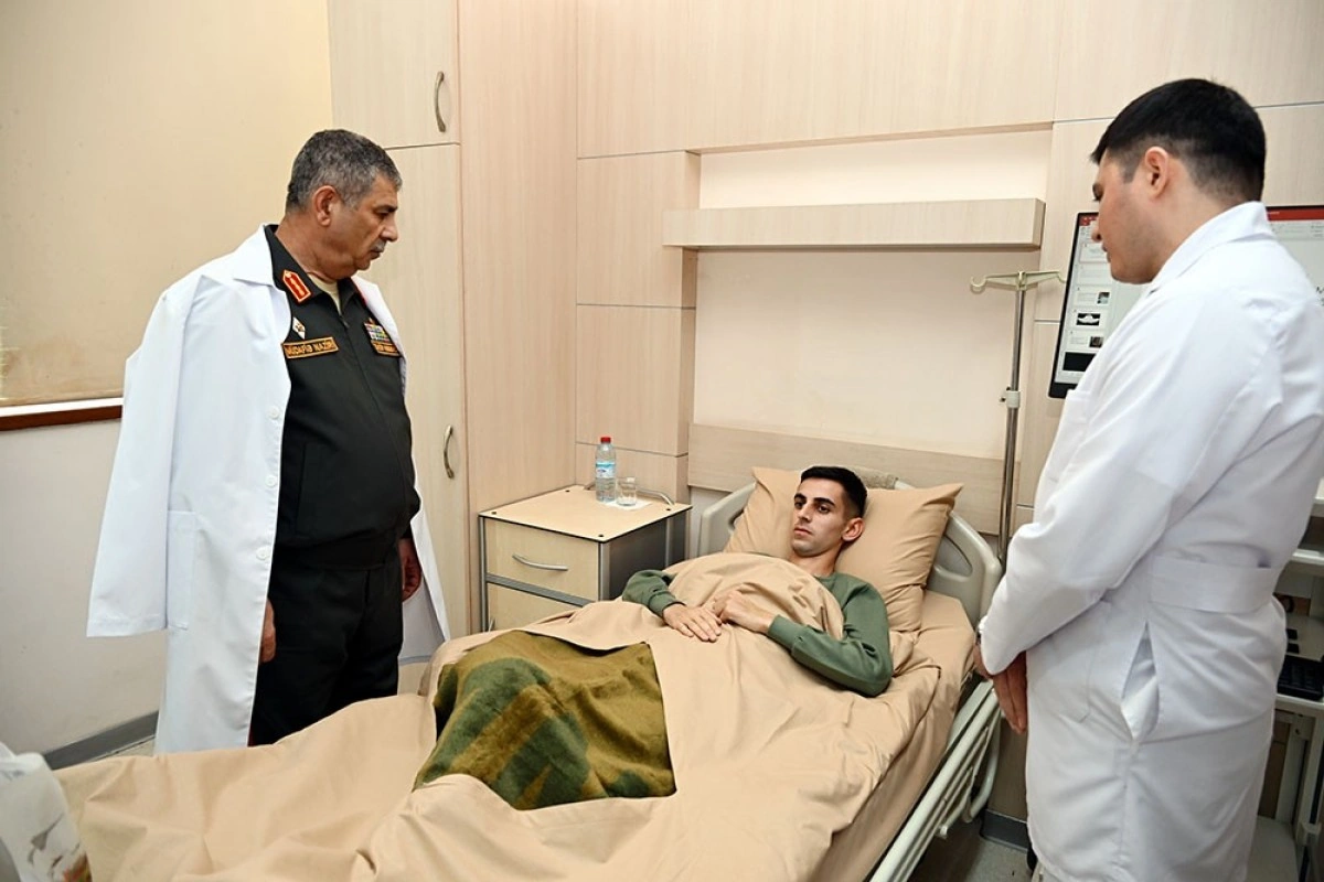 MN rəhbərliyi hərbi hospitalda olub - FOTO