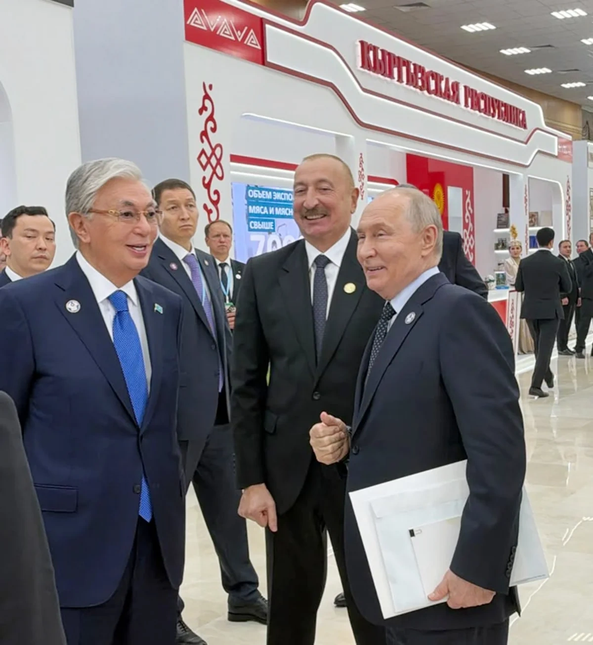 İlham Əliyev "Avaza" Kompleksində iştirakçı ölkələrin milli stendləri ilə tanış olub - FOTO
