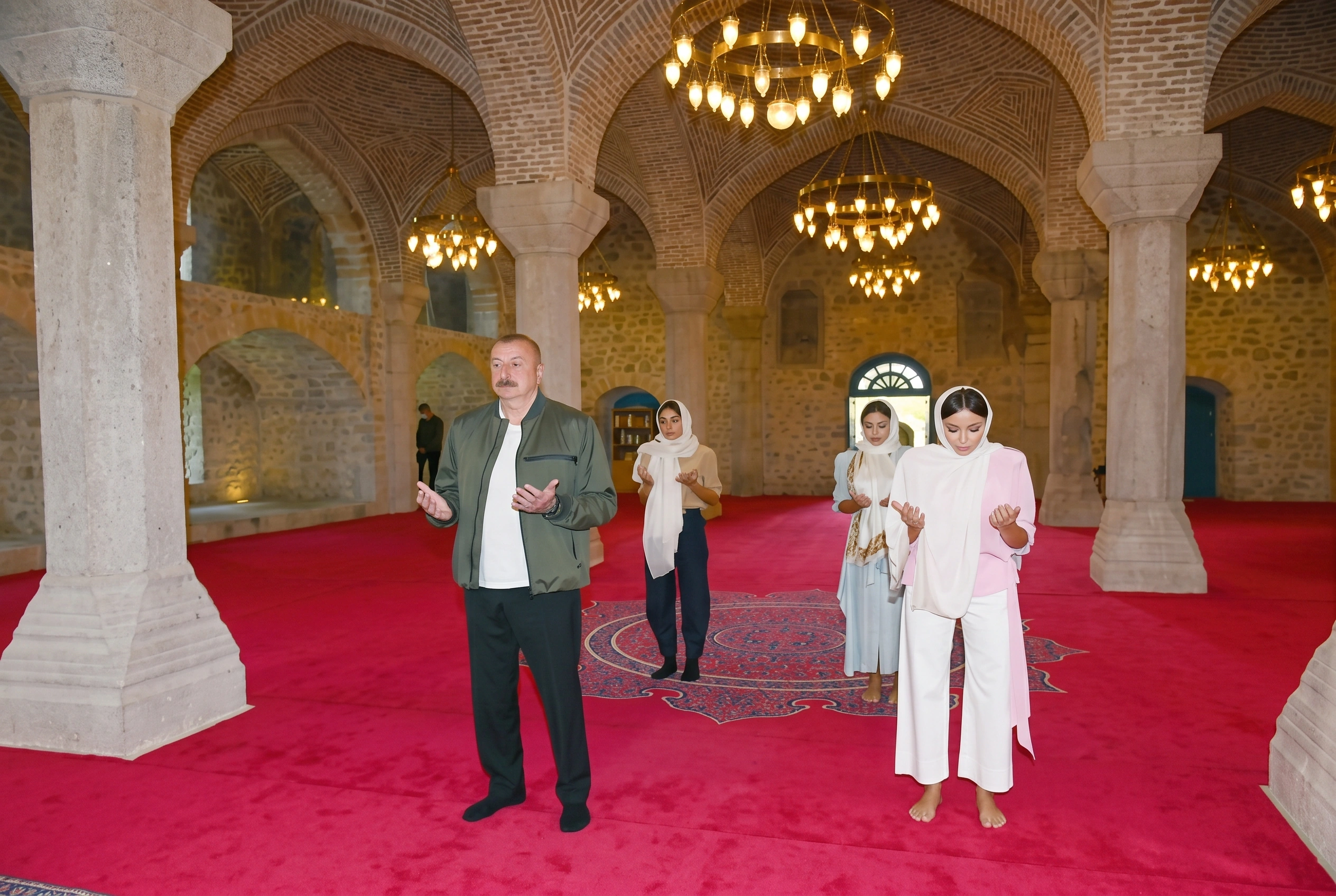 Zahid Oruc məktəblərdəki hicab məsələsindən YAZDI