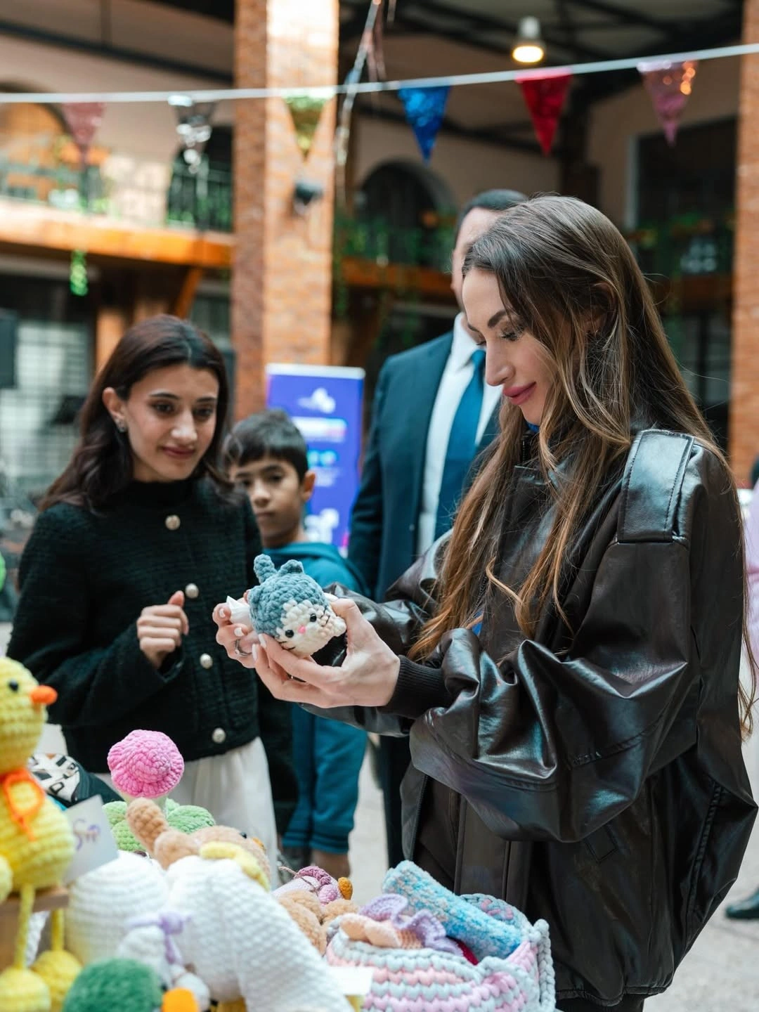 Prezidentin qızları və gəlini "Woman Bazaar" festivalında - FOTOLAR