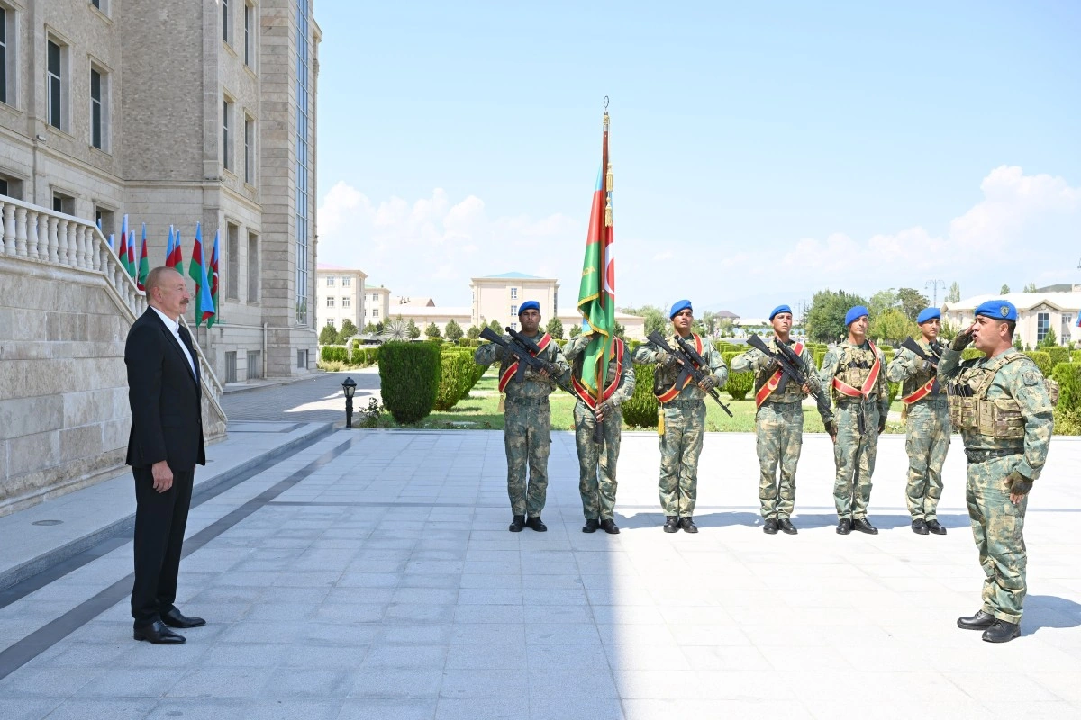 Prezident Naxçıvanda yeni komando hərbi hissələrinə Döyüş bayraqlarının verilməsi mərasimində iştirak edib - FOTO