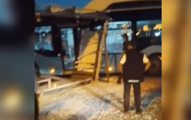 “Koroğlu”da marşrut avtobusu dayanacağa çırpıldı - VİDEO