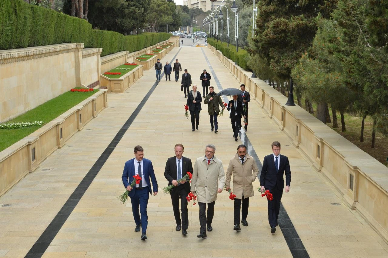 Almaniya Bundestaqının nümayəndə heyəti Şəhidlər xiyabanını ziyarət etdi - FOTOLAR