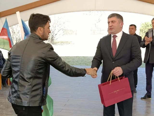İlk köç karvanı Xanabad kəndinə çatdı, açarlar təqdim edildi - FOTO