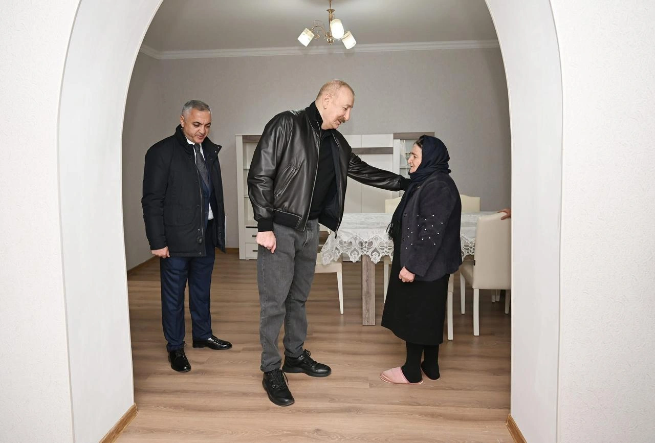 DÖVLƏT BABANIN ƏLİ - Əkbər QOŞALI yazır