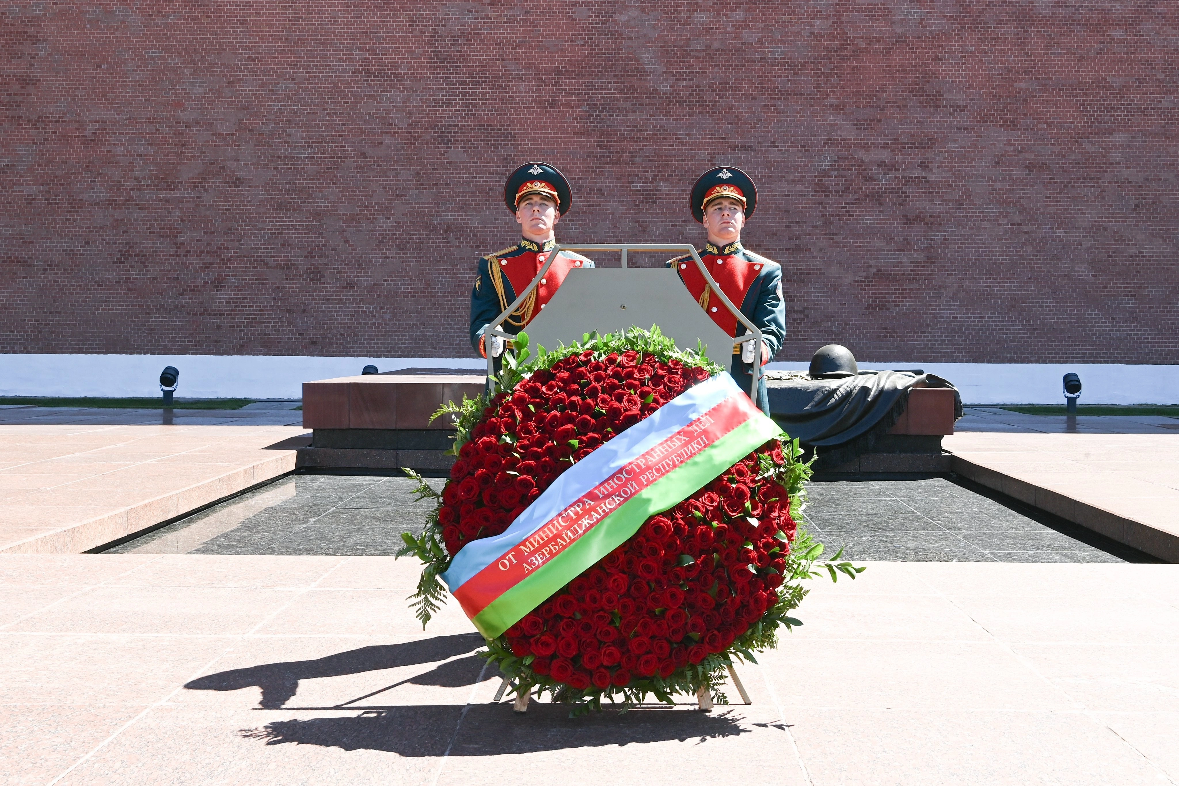 Ceyhun Bayramov Moskvada "Naməlum əsgər" məzarını ziyarət etdi - FOTO