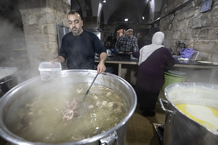Qüdsdə Hürrəm Sultan tərəfindən tikilmiş yeməkxana 500 ilə yaxındır ki, iftarda acları doyurur...-FOTOLAR