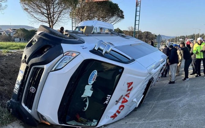 Çanaqqalada məktəbliləri daşıyan mikroavtobus aşıb - Xəsarət alanlar var