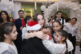 Leyla Əliyeva, Arzu Əliyeva və Alena Əliyeva xüsusi qayğıya ehtiyacı olan uşaqlar üçün təşkil olunan bayram şənliyində iştirak ediblər - FOTO