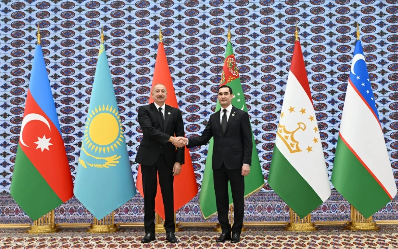 İlham Əliyev Türkmənbaşıda yüksəksəviyyəli görüşdə iştirak etmək üçün "Avaza" Kompleksinə gedib - FOTOLAR