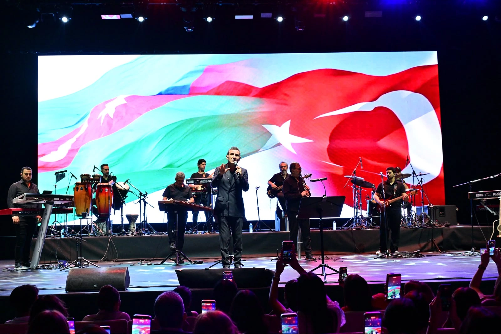 Ferhat Göçer Eyyub Hüseynzadənin təşkil etdiyi konsertdə “Ey, Əziz Anam, Azərbaycan”ı oxudu – VİDEO