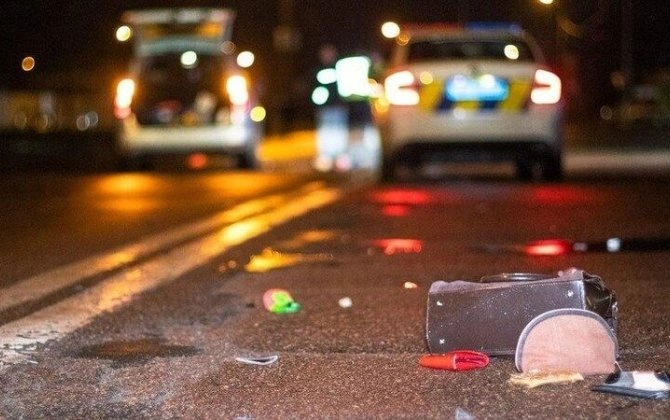 Bakıda marketin qarşısında dayanan şəxsi avtomobil vurub