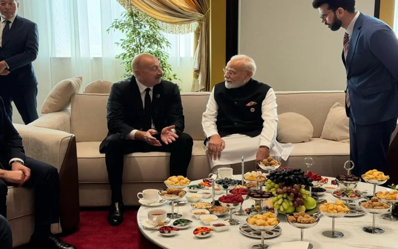 İlham Əliyev Bişkekdə Narendra Modi ilə söhbət etdi - FOTO